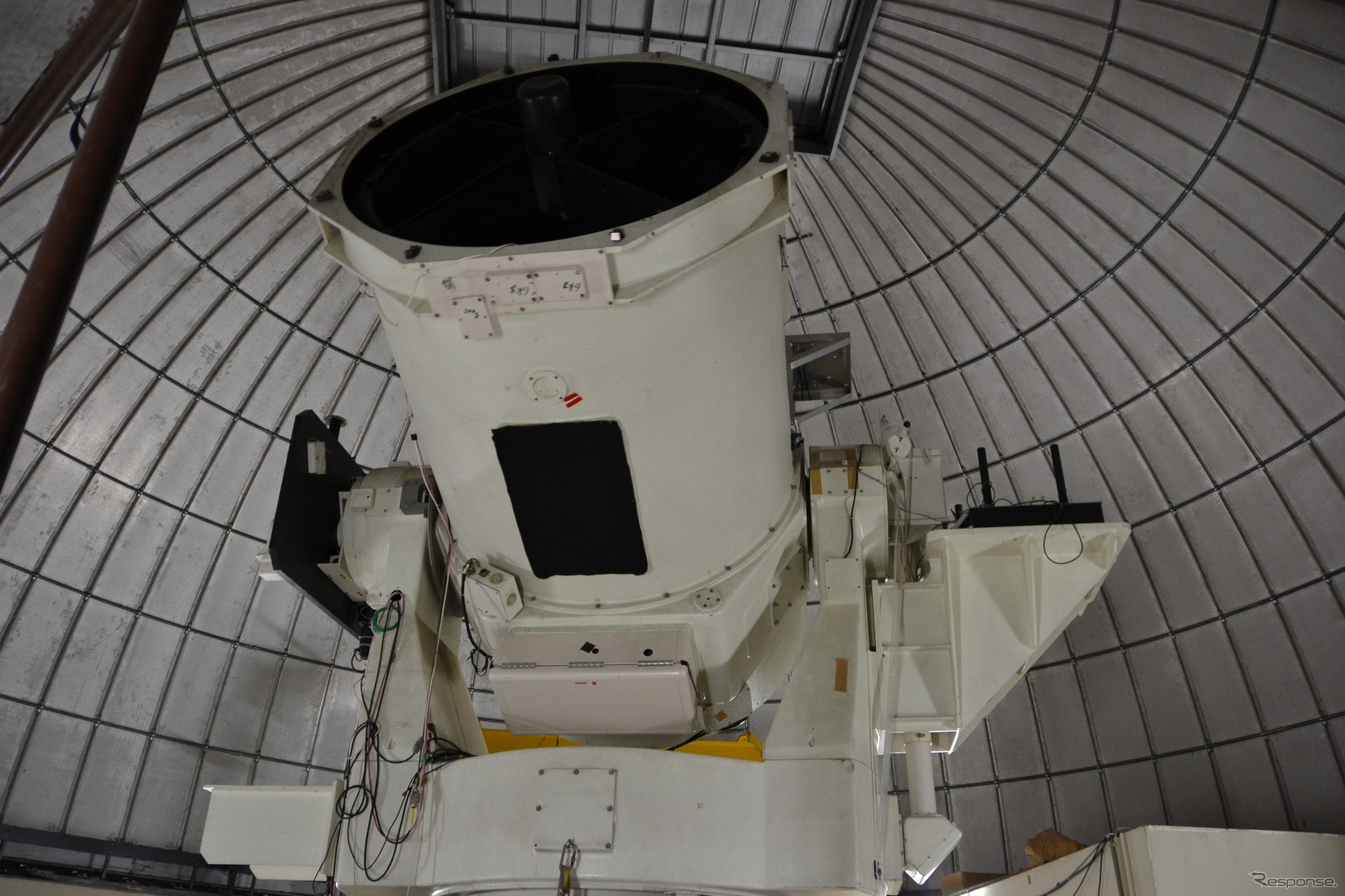 望遠鏡が衛星を追尾するデモンストレーション。