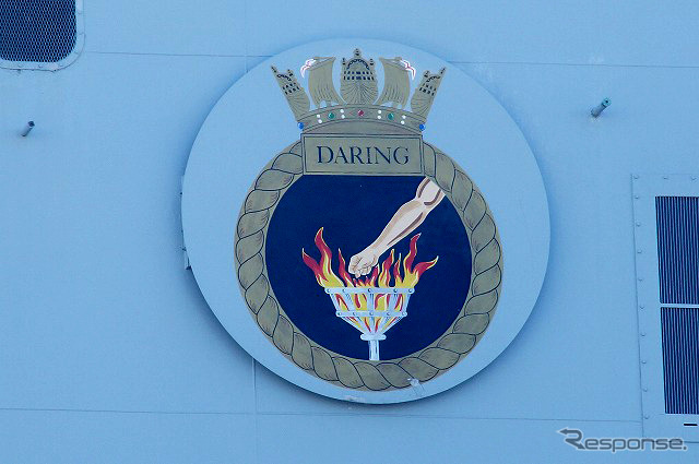 HMSデアリングのエンブレム。デアリングは「大胆」や「斬新」という意味。