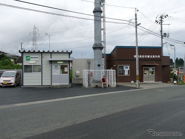 大船渡線BRTの陸前高田駅（左）。陸前高田市仮庁舎付近に仮設の駅舎が設置されている。