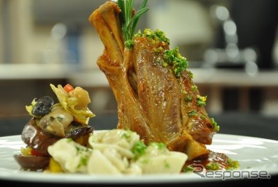シェフ・ズビア・ザインが調理する機内食
