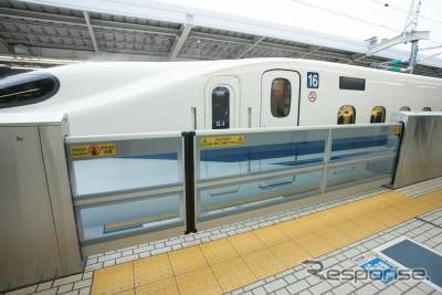 JR東海は『のぞみ』停車駅を対象に可動柵の設置を進めている。写真は新大阪駅27番線の可動柵。