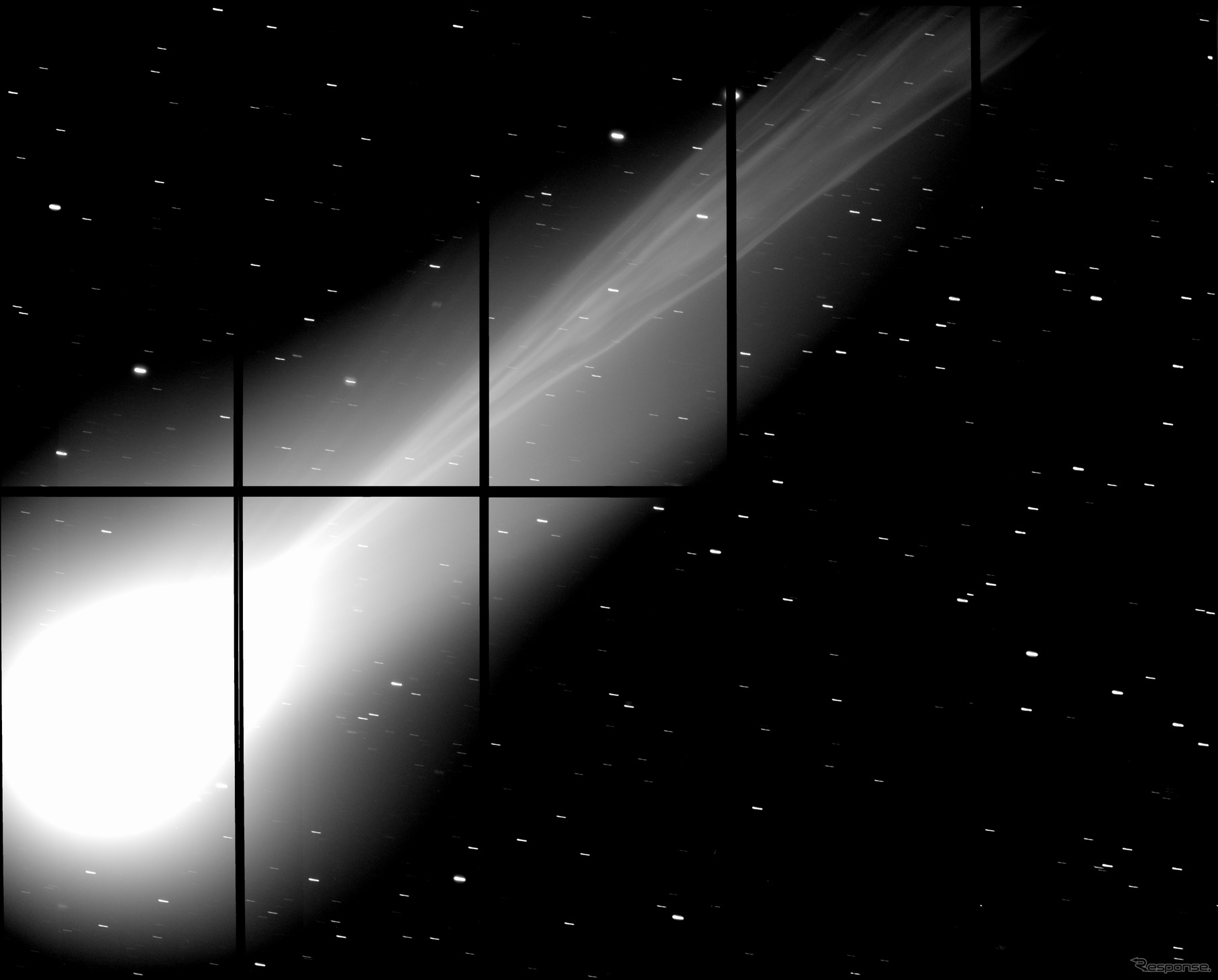 すばる望遠鏡に搭載された Suprime-Cam が撮影したラブジョイ彗星 (C/2013 R1)。ハワイ時間2013年12月3日撮影。波長 450 ナノメートル (Bバンド)、180 秒露出。