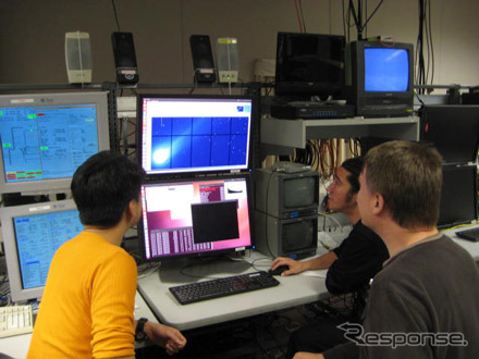 ラブジョイ彗星の観測に成功したチームの観測風景。一番左が観測責任者の幸田仁さん (ニューヨーク州立大学ストーニーブルック校)。データ処理担当の八木雅文さん (国立天文台) は三鷹からテレビ会議と計算機を通じて遠隔参加。