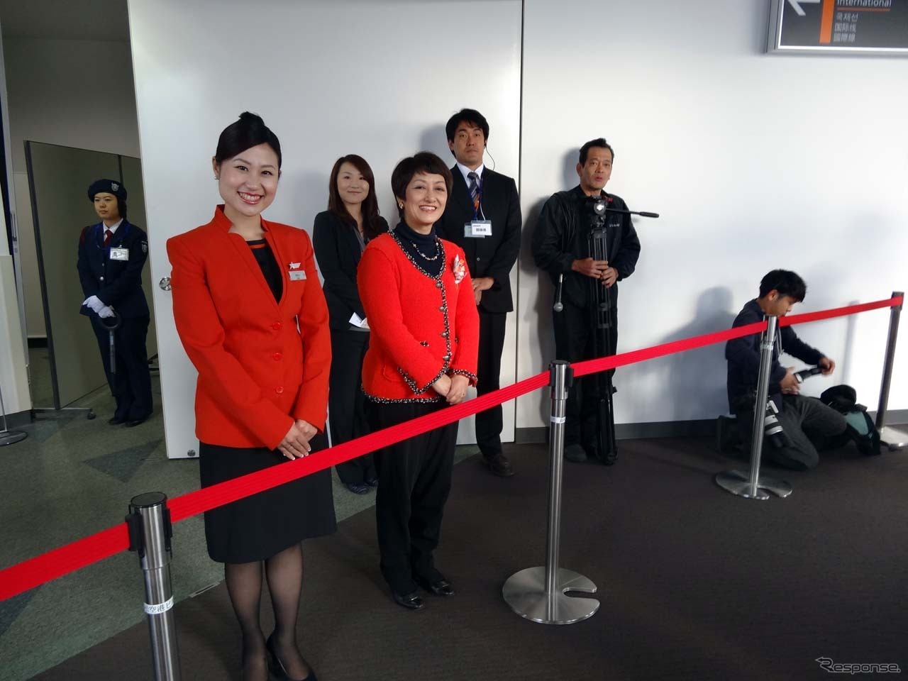 高松空港でボーディングブリッジを渡るとジェットスタージャパンの鈴木みゆき社長（手前列左から2番目）らスタッフがお出迎え