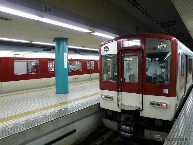近鉄奈良駅に停車中の電車。関西大手5社はICカードによる1円単位運賃を導入せず、10円単位で値上げする。