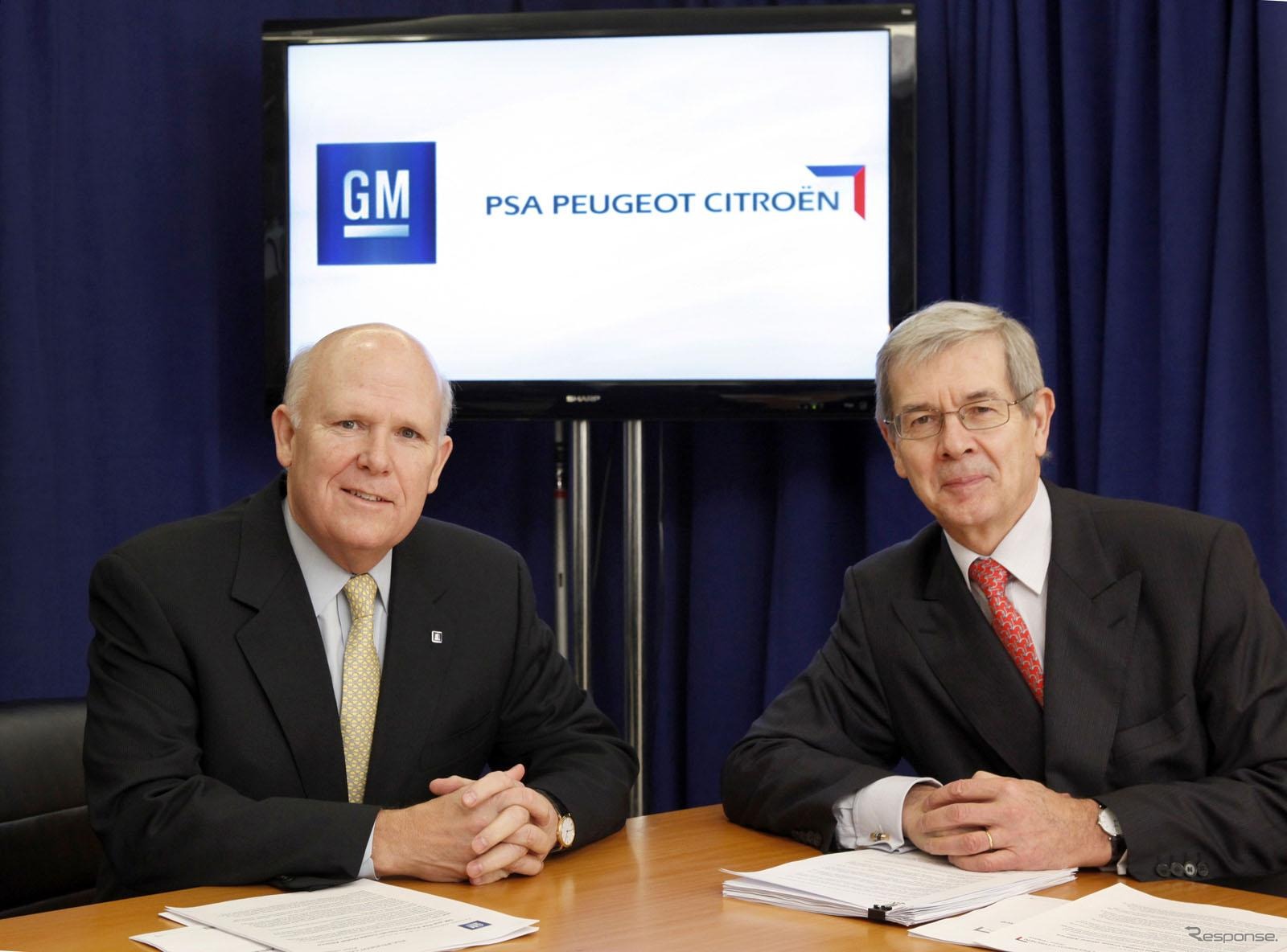 GMのダン・アカーソン会長兼CEOとPSAのフィリップ・ヴァラン会長（2012年2月の資本提携発表時）