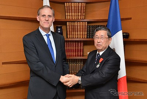 左からクリスチャン・マセ駐日大使、トヨタ紡織 豊田周平社長