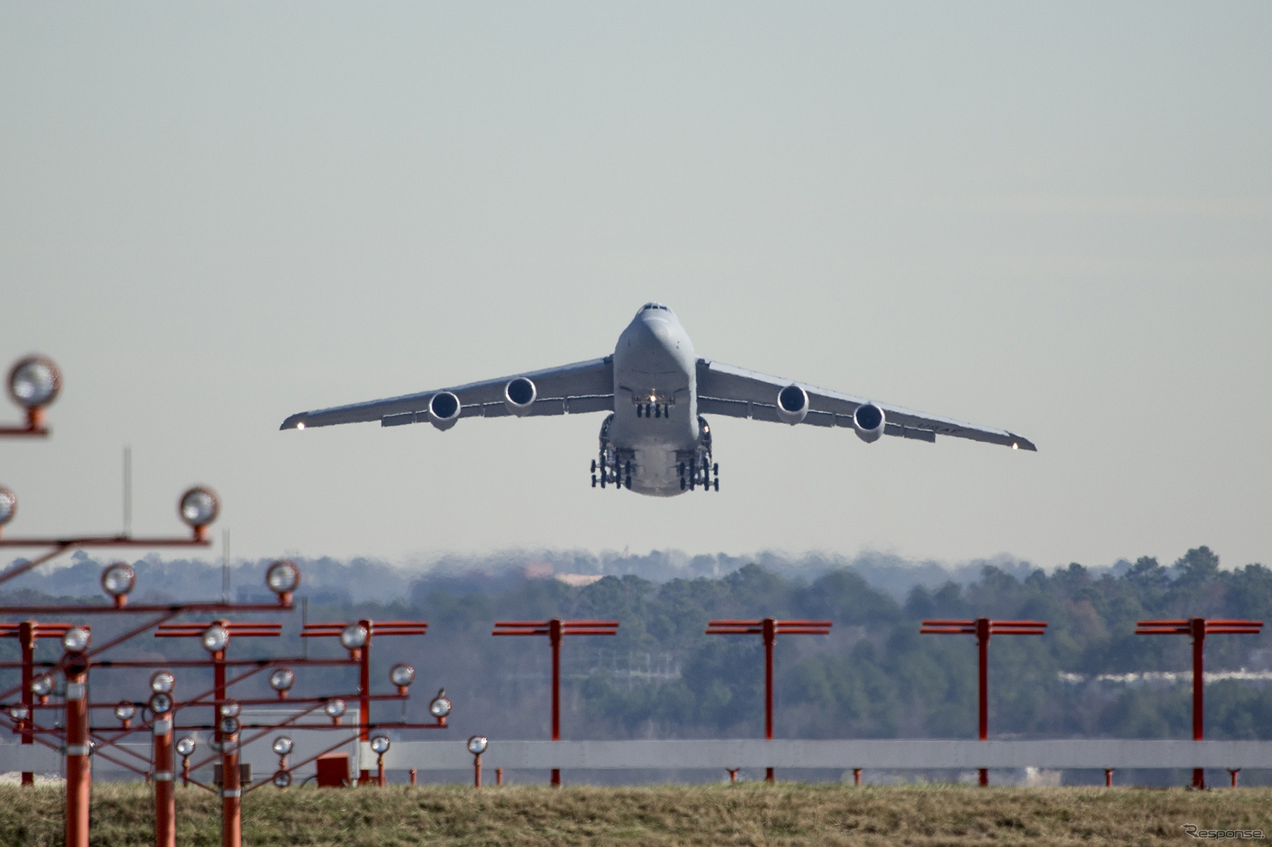 米空軍基地に空輸されるC-5Mスーパーギャラクシー