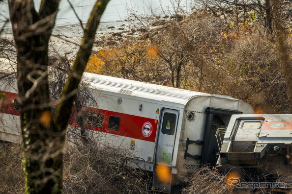 米NY郊外で12月1日、脱線したメトロノース鉄道ハドソン線の列車