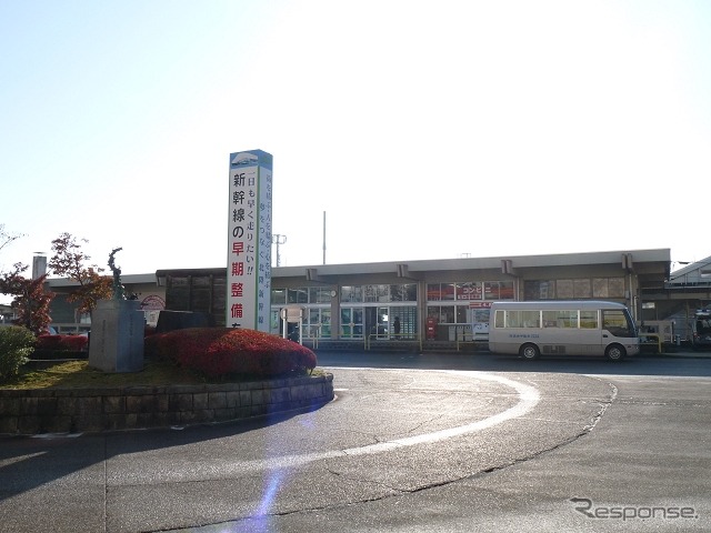 北陸本線の石動駅。北陸新幹線の延伸開業と同時にあいの風とやま鉄道の駅になる。