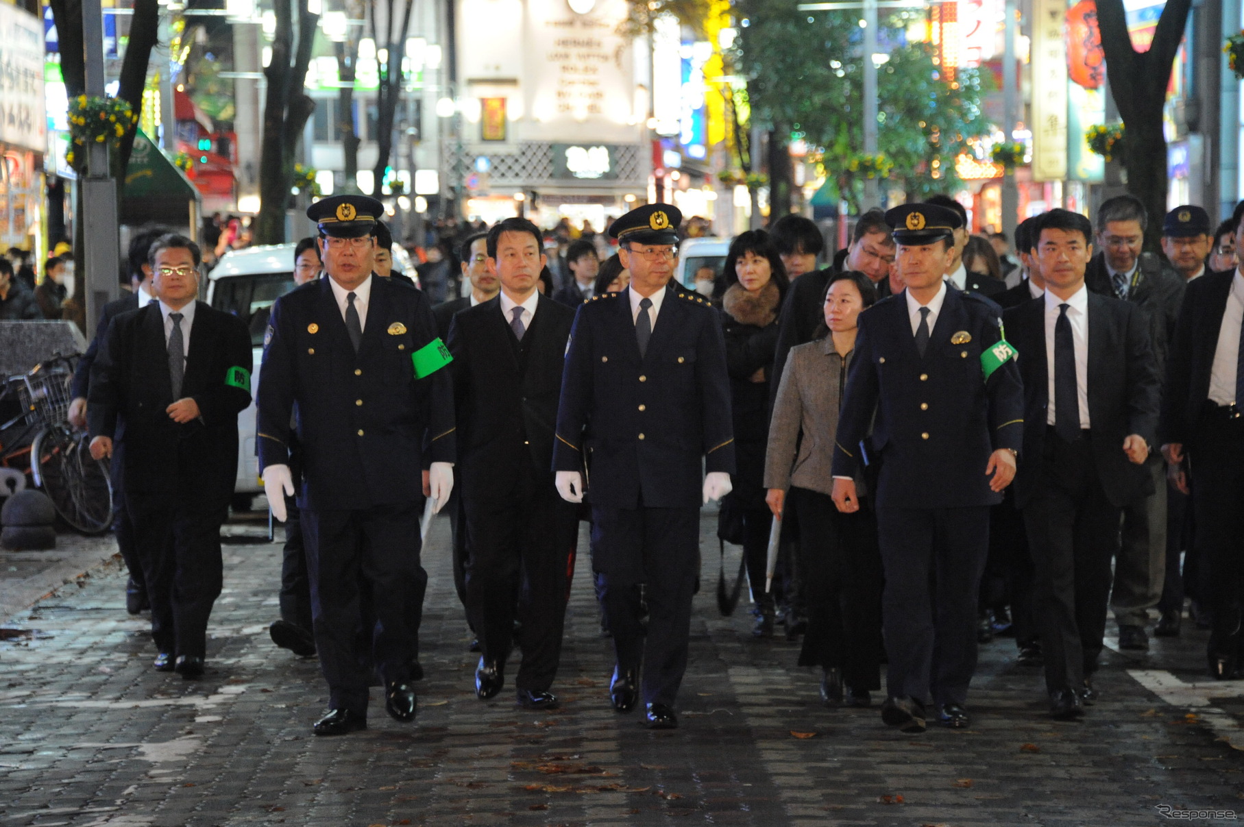 一斉警戒で巡視する警視庁・西村康彦警視総監（20日・新宿区歌舞伎町）