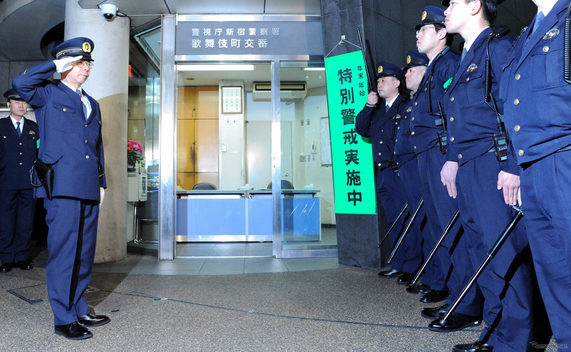 一斉警戒で巡視する警視庁・西村康彦警視総監（20日・新宿区歌舞伎町）