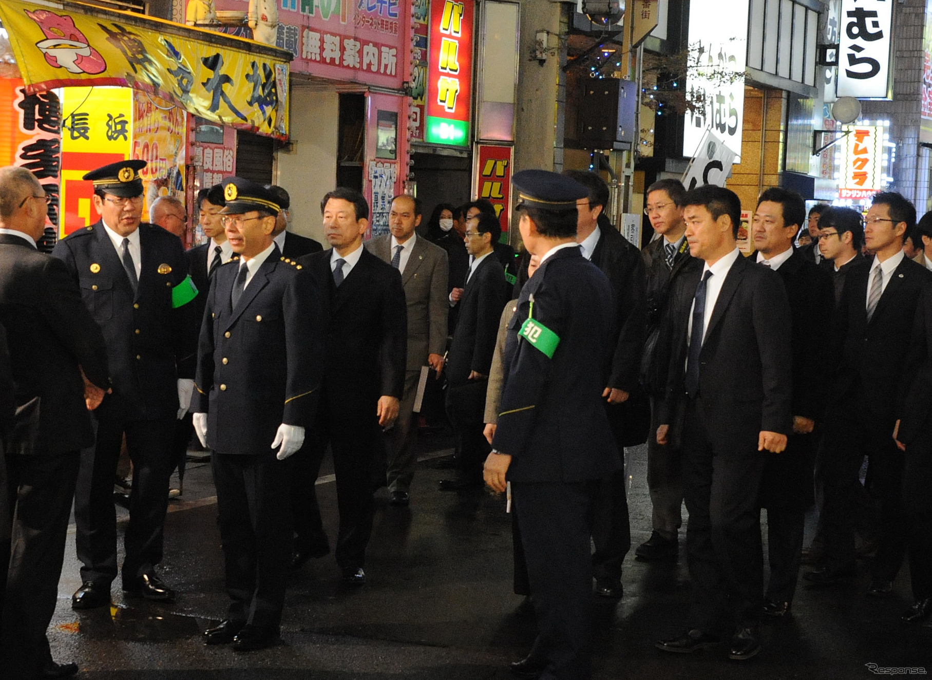 一斉警戒で巡視する警視庁・西村康彦警視総監（20日・新宿区歌舞伎町）