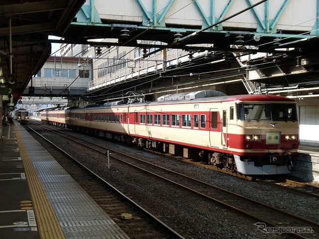 旧国鉄特急色の復刻塗装が施された185系。『あかぎ』『草津』で運用されている185系は、ごく一部を除き651系に置き換えられる。