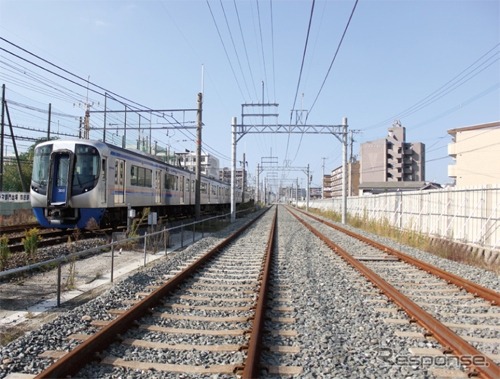 西鉄天神大牟田線で進められている高架化工事の仮線（右）。
