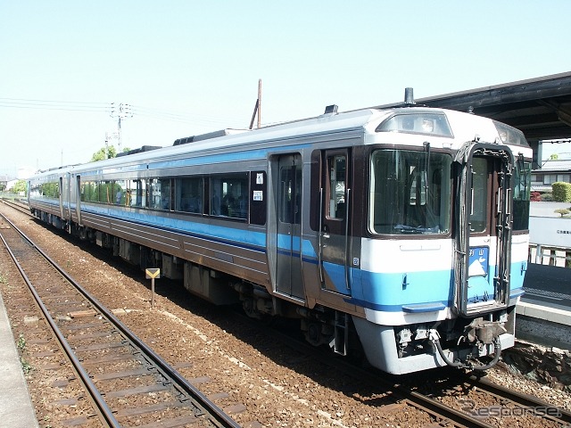 特急「剣山」の185系。「剣山9号」と「むろと1号」は運転系統を徳島で分離する。