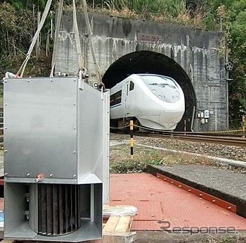 北陸トンネルの入口付近に設置された小水力発電施設。2014年1月から2014年度末までフィールド試験を行う。