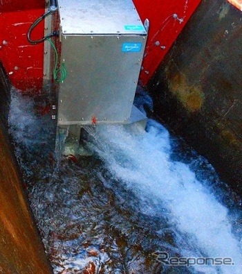 北陸トンネルの湧水排水路に小水量・低落差でも発電できる縦軸クロスフロー水車を設置して発電する。
