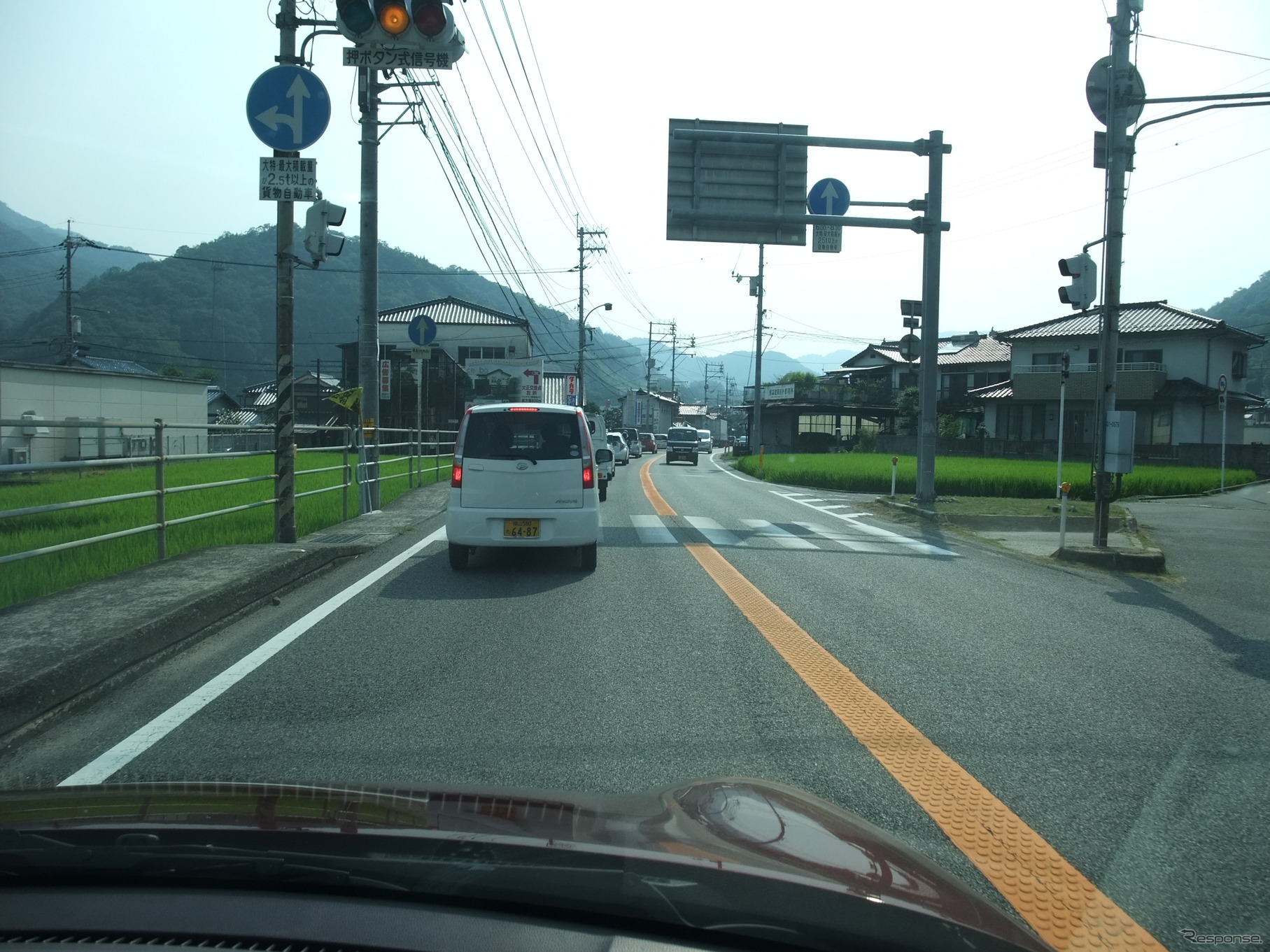 どこの田舎道か！？と思うこの道路が、れっきとした1ケタ国道。日本の道路インフラが先進国中最低と言われるゆえんだ。