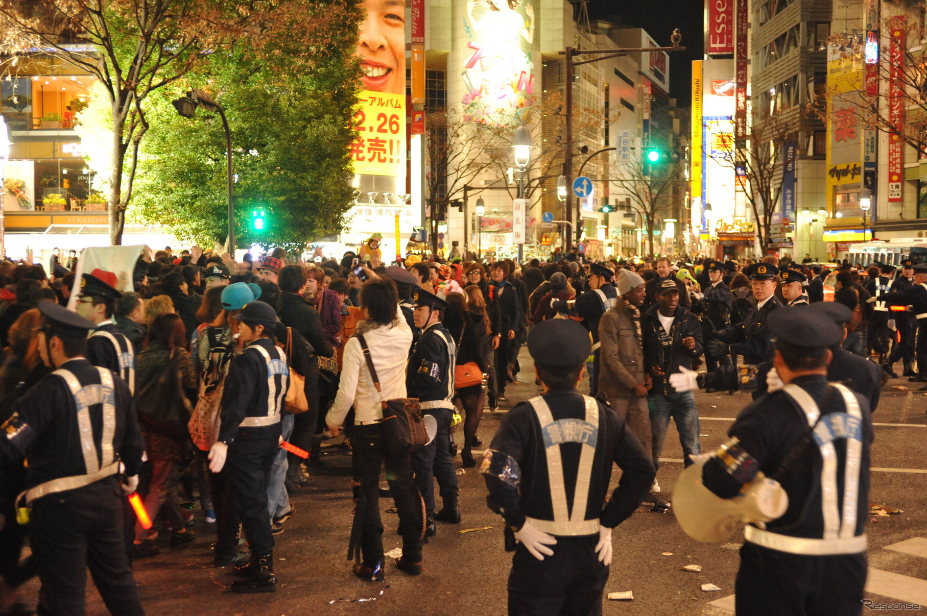 規制線が破られ、群衆が交差点になだれ込んだ（2013年1月1日・渋谷区渋谷駅前交差点）