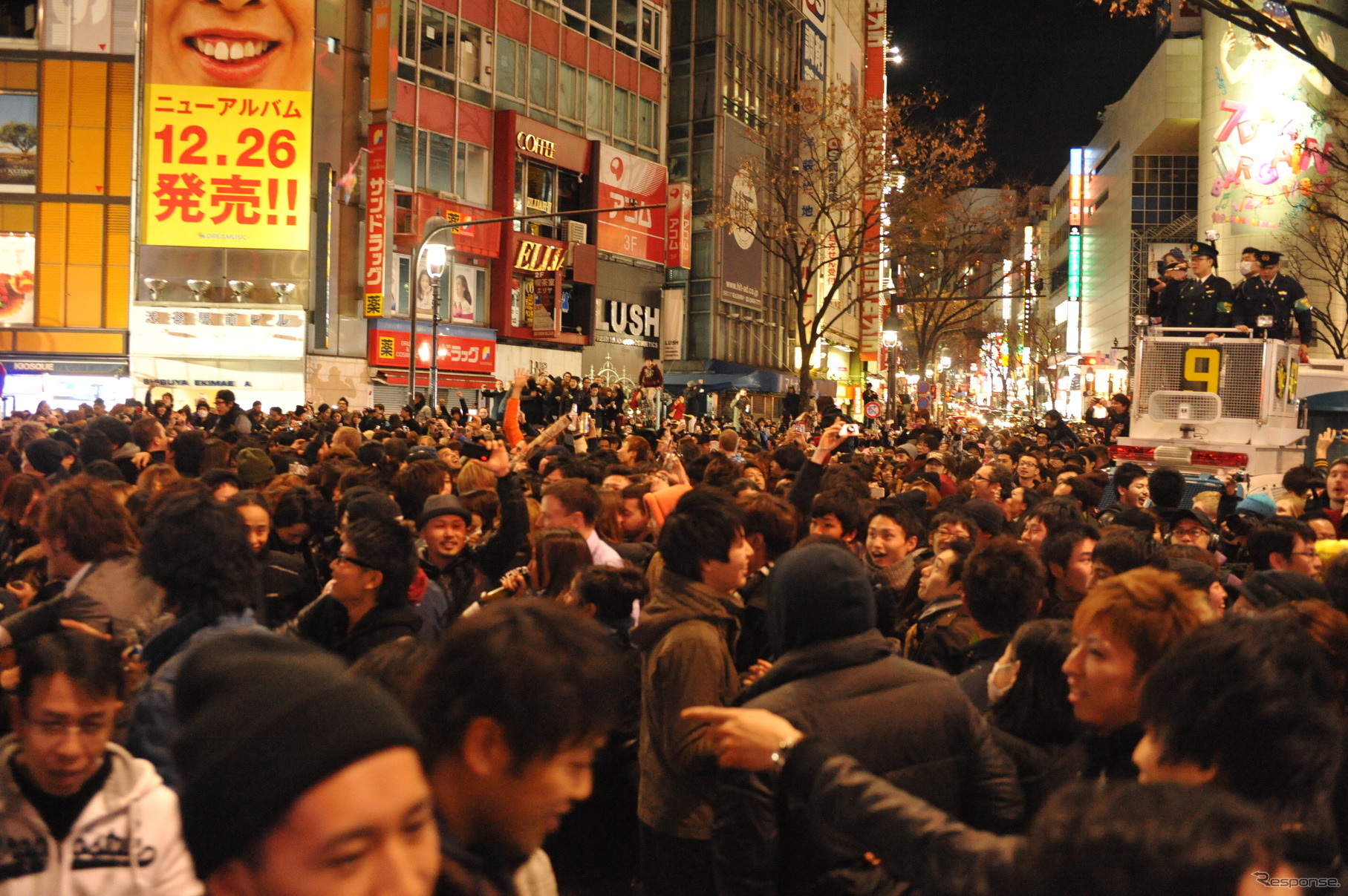 規制線が破られ、群衆が交差点になだれ込んだ（2013年1月1日・渋谷区渋谷駅前交差点）