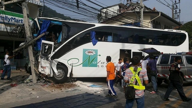大型バスが下り坂暴走　７台に衝突、２人死亡　プーケット