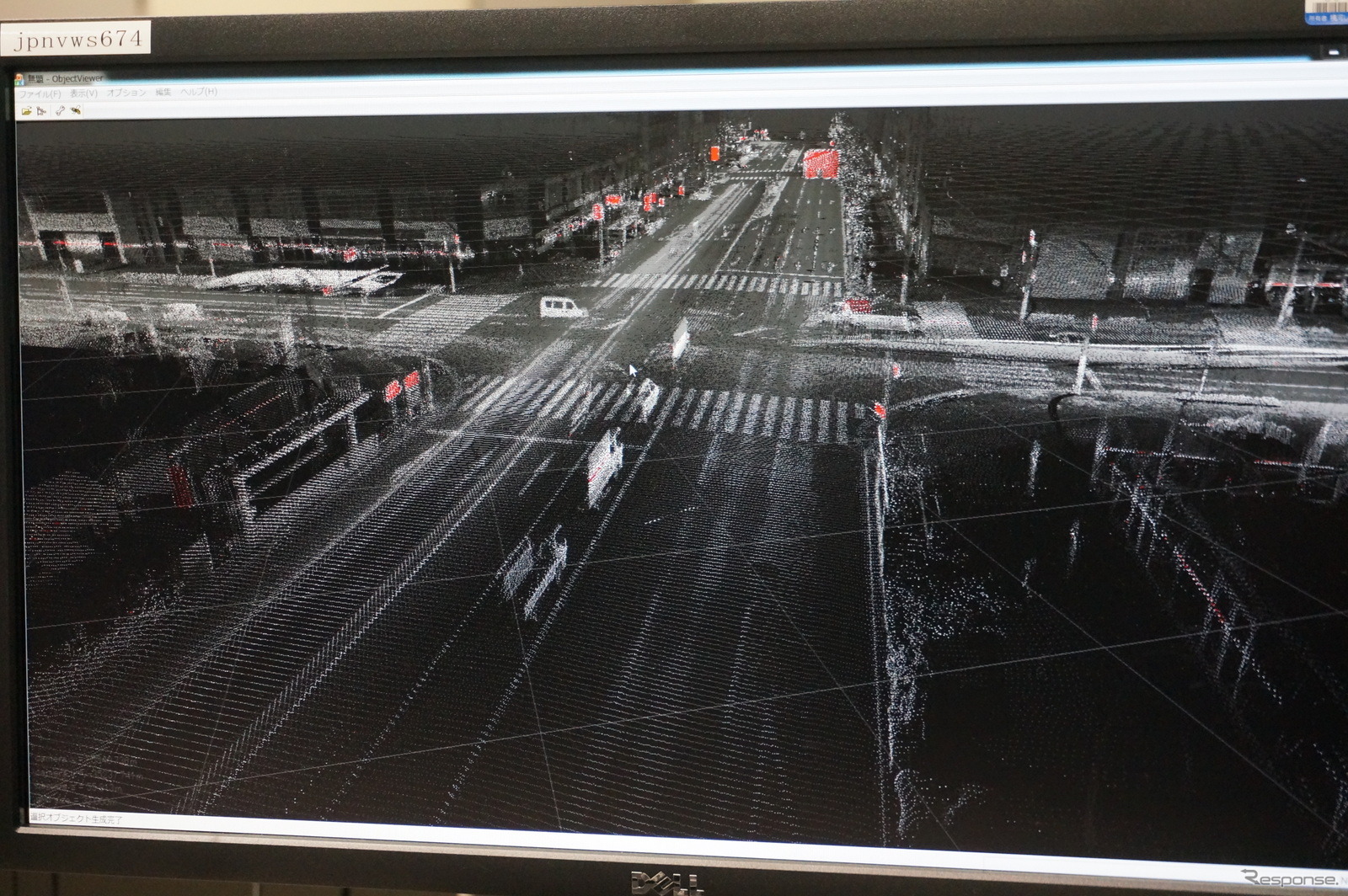 レーザーで取得した点群情報　点群情報と全方位カメラで撮影した実際の画像を組み合わせ、さらに制御情報が付加され「高精度地図データ」が生成される