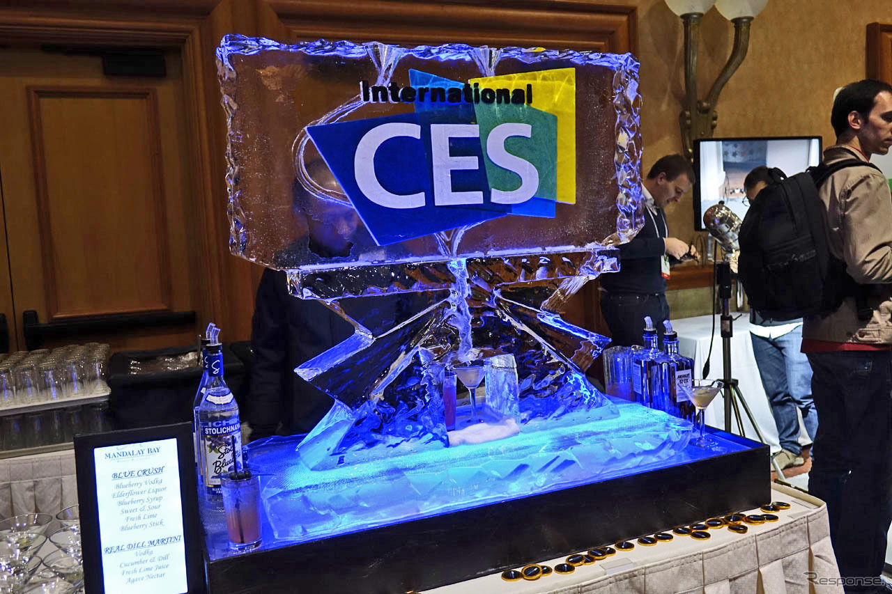 CES開催前に毎回開かれるプレス向けイベント「Unveild」に置かれた、恒例の“氷付けCESロゴマーク”。今年は中央にお酒のサーバーが用意されていた