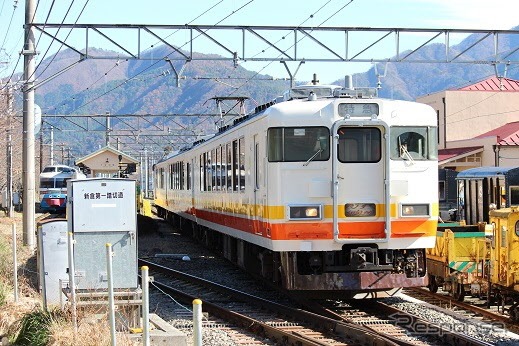 「パノラマエクスプレスアルプス」時代の塗装に戻された2000形2002号編成。2月9日限りで運転を終了する。
