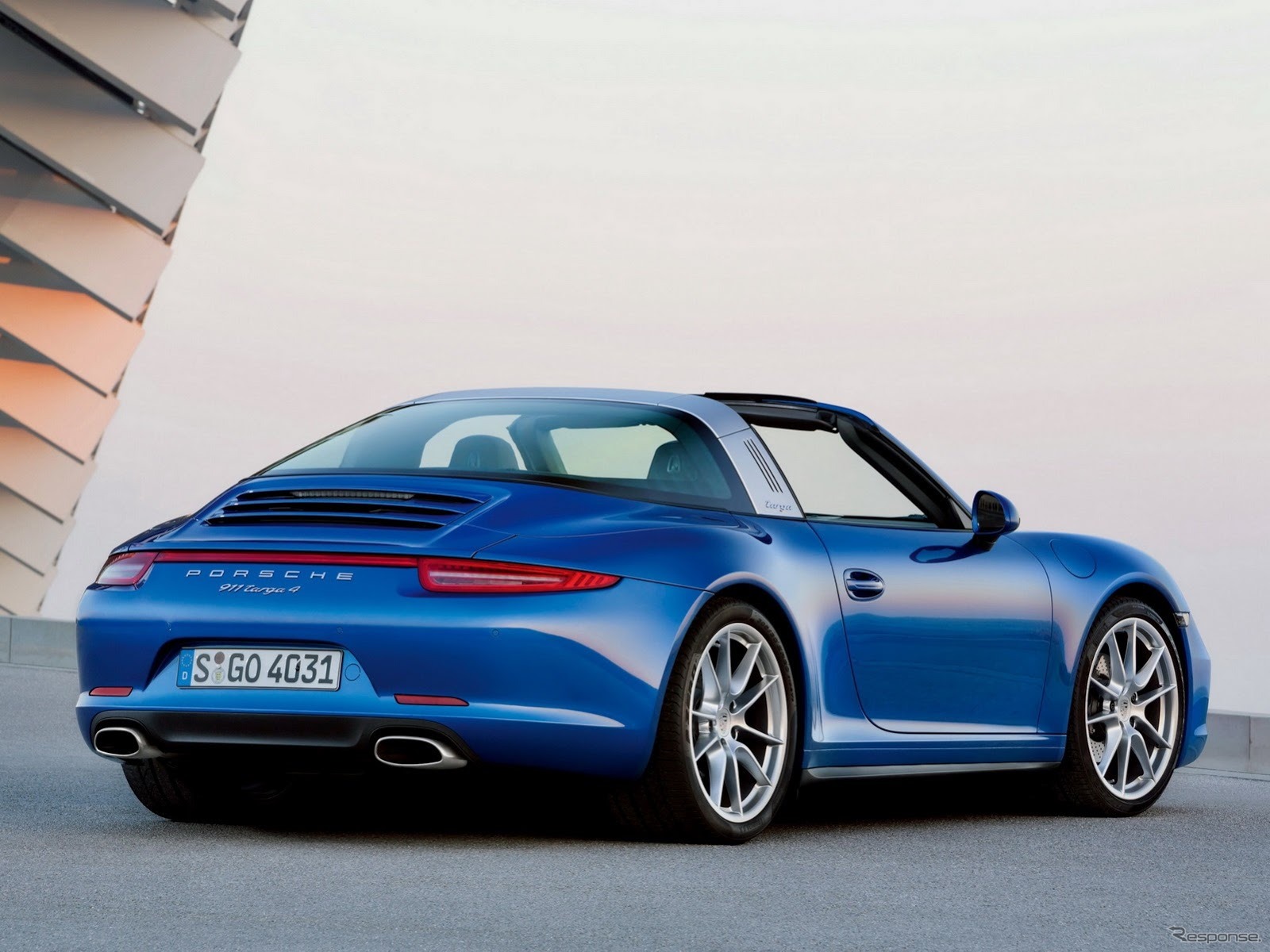 新型 ポルシェ 911 タルガ4