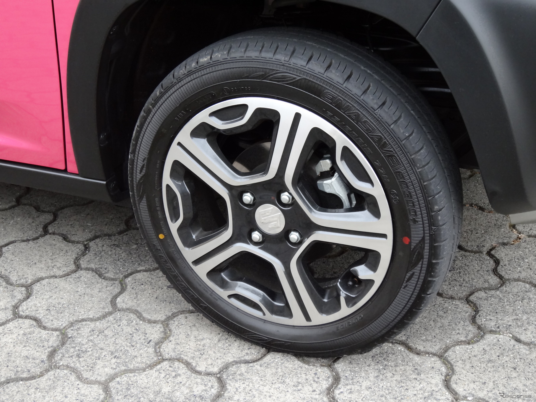 一回り大きい165/60R15を全車に採用