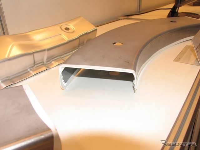 スプリングバック対策技術を用いてプレス成型した同材。キレイに直角に曲げられている