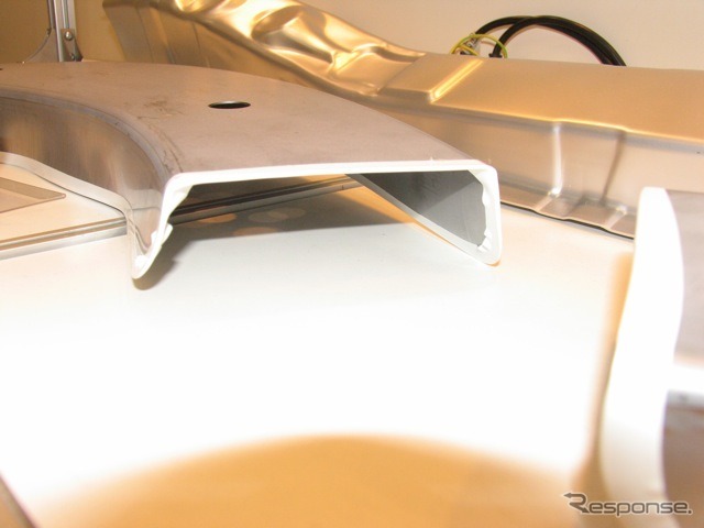 従来のプレス成型技術で780MPa材を成型した見本。直角に曲げたいが、開口部が広がっている