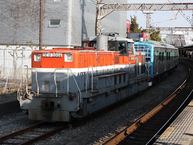 「ACCUM」先行車はDE11形ディーゼル機関車（DE11 2004）にけん引されて逗子駅を発車した。