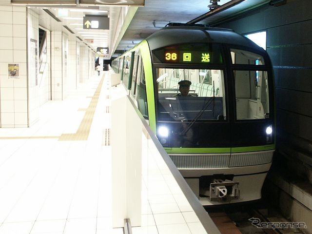 七隈線の天神南駅ホームに停車中の3000系電車。ここから1.6km先の博多駅まで延伸する。