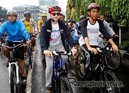 ホルヘ・ロレンソ選手が電動アシスト自転車「PAS」で走行、自転車通勤を奨励するジャカルタ特別州知事と電動アシスト自転車体験