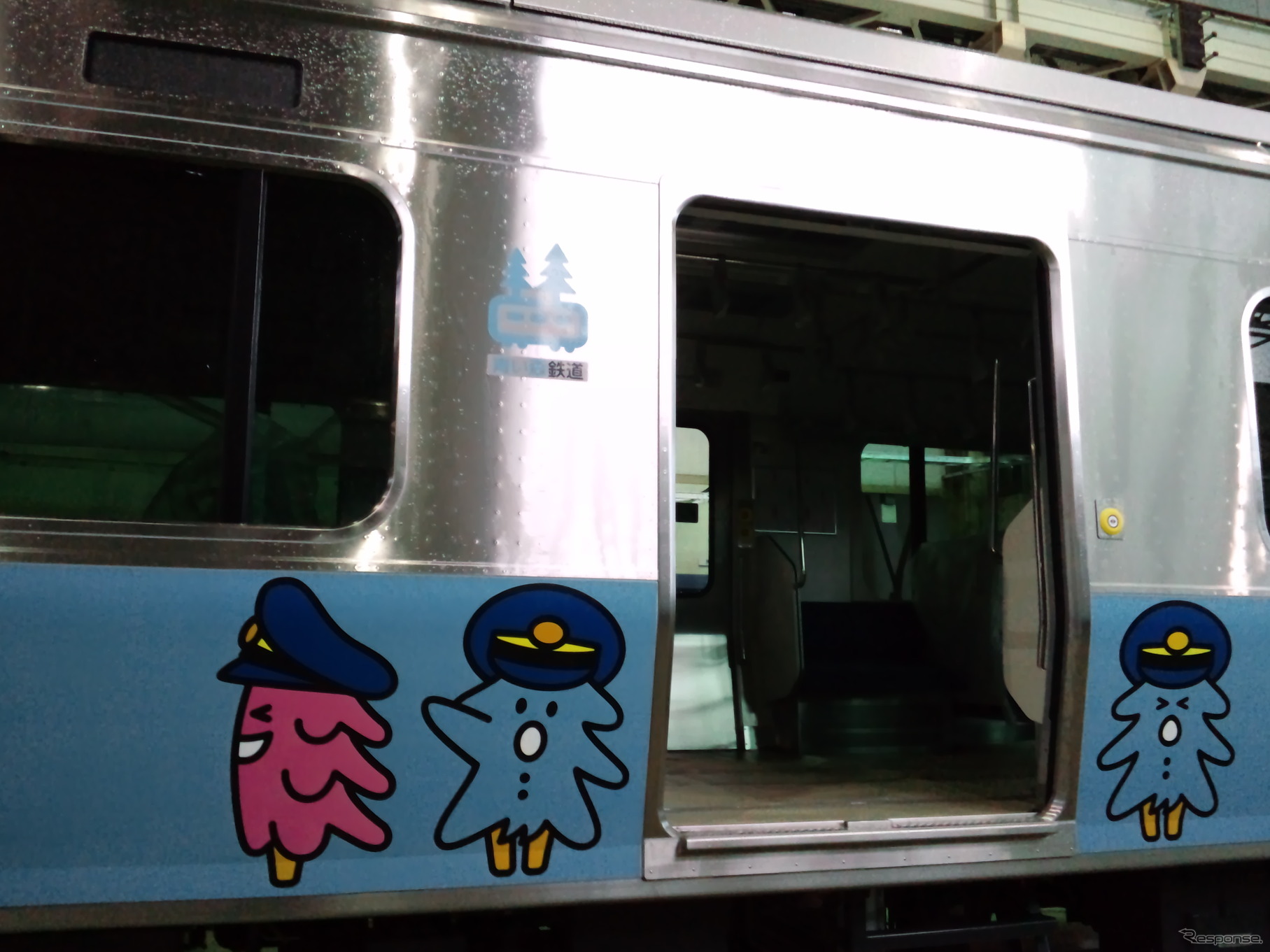車体デザインは青い森701系を踏襲しているが、マスコットキャラクター「モーリー」が1カ所だけピンク色で描かれている。