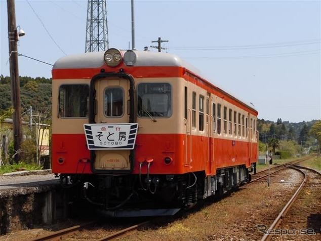 観光急行列車として運転されているいすみ鉄道のキハ52 125。現在はクリームと赤の2色だが、3月以降は「首都圏色」と呼ばれる朱色1色の塗装に変更される。