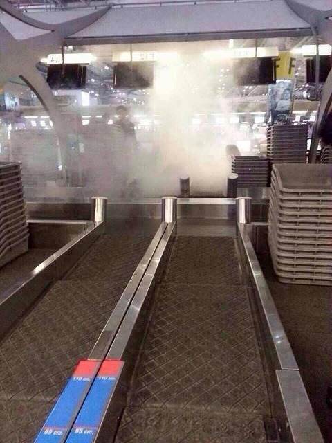 チェックインカウンターでかばん炎上　バンコク空港