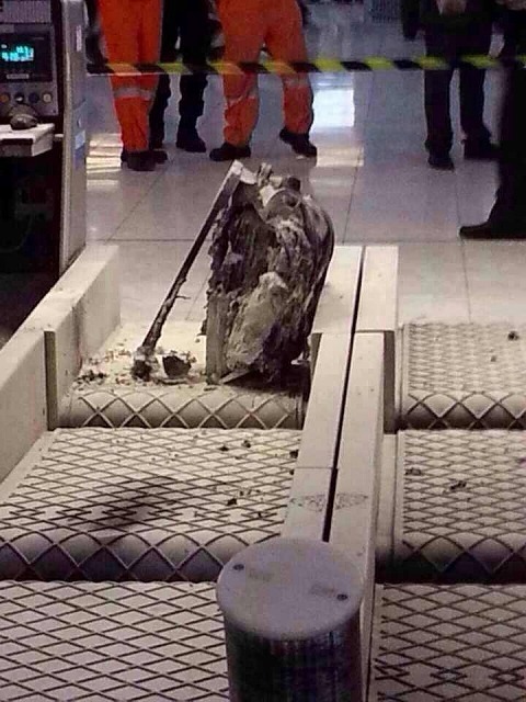 チェックインカウンターでかばん炎上　バンコク空港