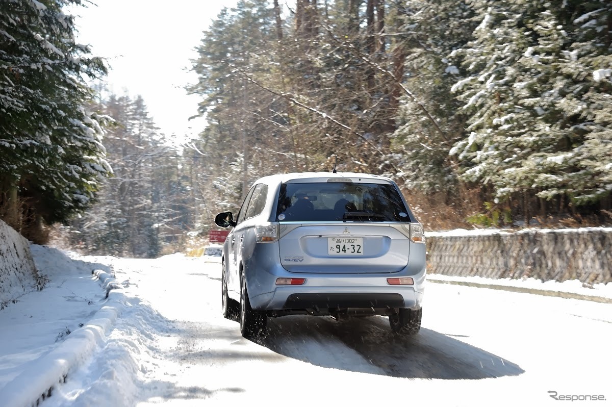 雪道も安心のアウトランダーPHEV