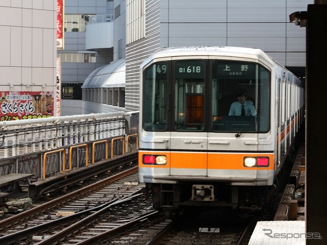 銀座線渋谷駅ホームの奥にある引上線から姿を現した01系非暖房車の第18編成。車内温度の低下を防ぐため、非暖房車は可能な限り地上部に留置しないようにしているという。