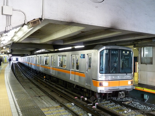 渋谷駅に停車中の01系。2016年度には非暖房車を含む全ての01系が1000系に置き換えられる予定だ。