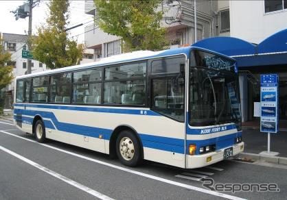 関西側は阪神電車とバスで港までアクセスする。写真は神戸フェリーバスの連絡バス。