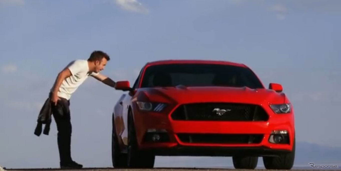 映画『ニード・フォー・スピード』（『Need for Speed』）のワンシーン。新型フォードマスタングと主演のアーロン・ポール（トビー・マーシャル役）