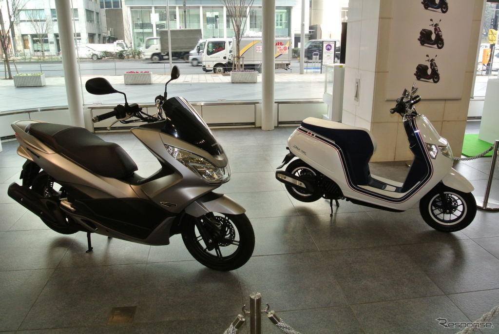 PCX（左）とダンク（右）