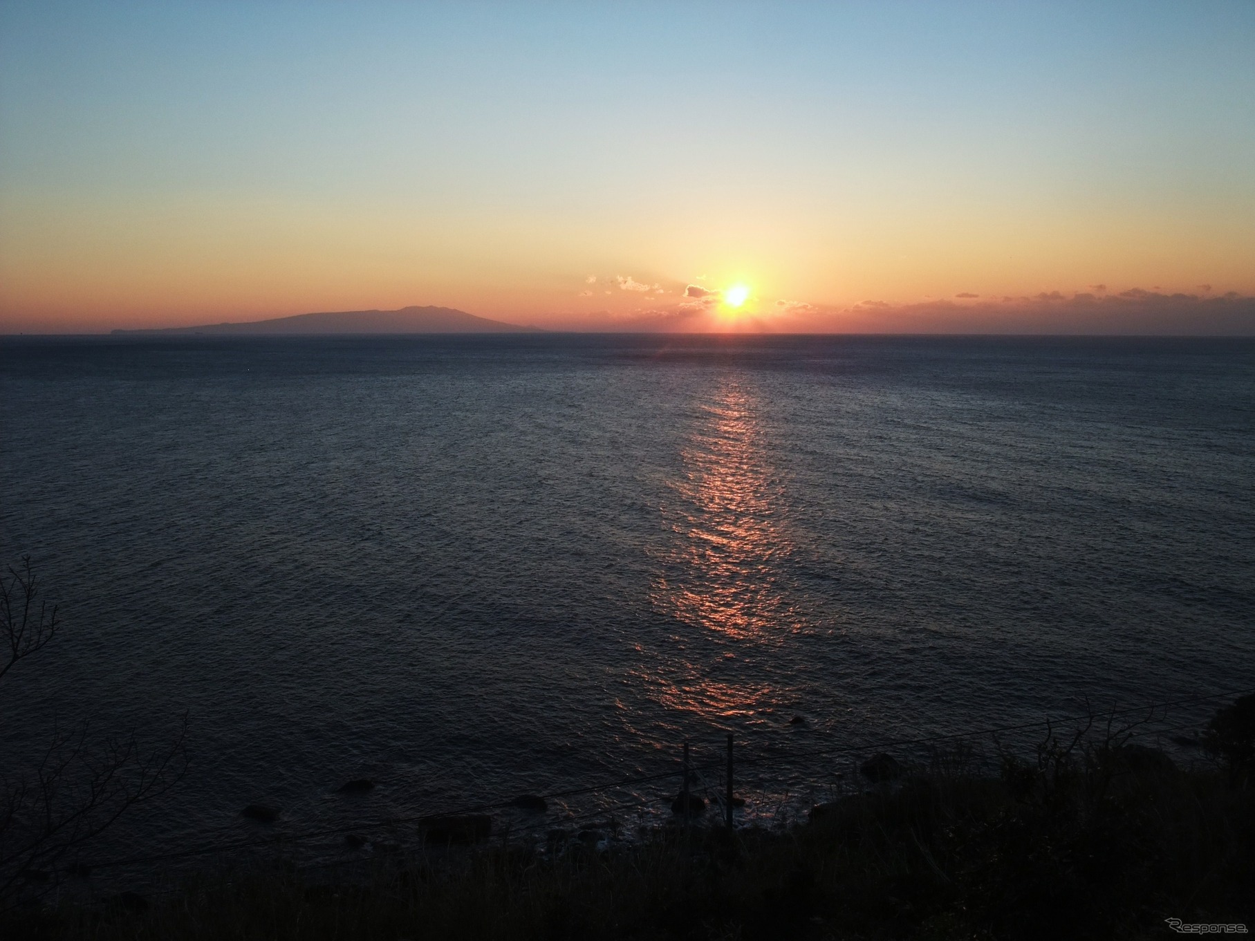 2013年最後の日の出と伊豆大島