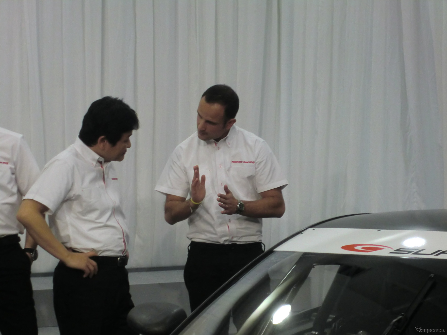 NSXの前でホンダの開発首脳と話すリウッツィ。