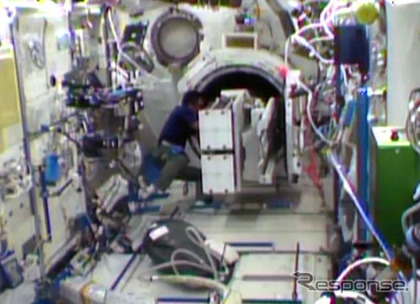 超小型衛星を放出する装置のセットアップを行う若田宇宙飛行士（出典：JAXA／NASA）