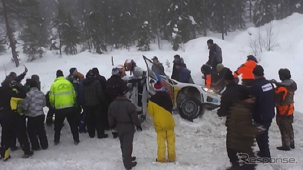 雪の吹きだまりに捕まってしまったVWポロR(セバスチャン・オジェ）